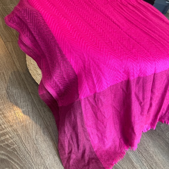 Beautiful cashmere fuchsia window pane scarf - Picture 6 of 6